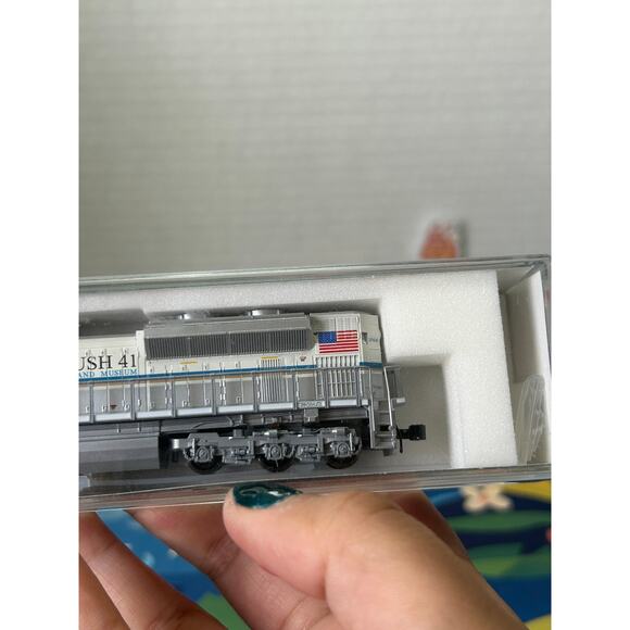 N Scale Kato EMD 176-8411 SD70ACe George Bush #4141 - Picture 7 of 11